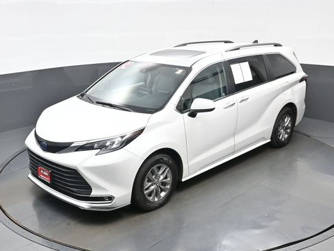 Used 2024 Toyota Sienna XLE AWD/4WD image 38
