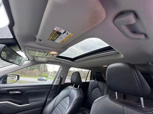 Used 2023 Toyota Highlander XLE AWD/4WD image 13