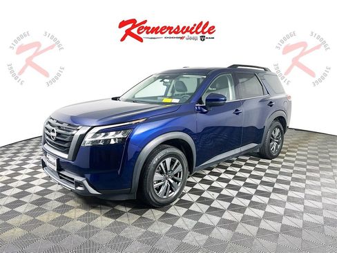 Used 2022 Nissan Pathfinder SV w/ SV Premium Package image 3