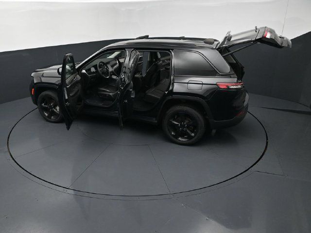 Used 2023 Jeep Grand Cherokee Limited w/ Black Appearance Package AWD/4WD image 27