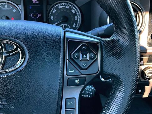 Used 2018 Toyota Tacoma TRD Off-Road image 12