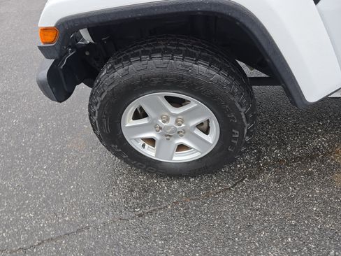 Used 2021 Jeep Gladiator Sport image 11