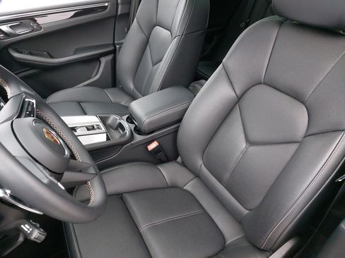 Certified 2026 Porsche Macan image 5