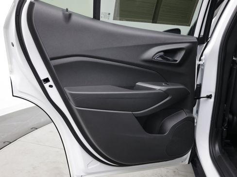 Used 2025 Chevrolet Trax LS FWD image 26