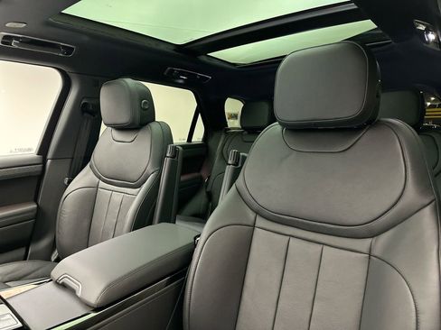 Used 2025 Land Rover Range Rover Sport image 8