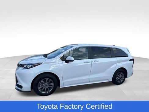 Used 2025 Toyota Sienna LE FWD image 1
