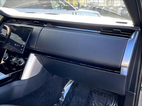 Used 2023 Land Rover Range Rover SE image 16