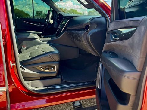 Used 2017 Cadillac Escalade Platinum image 16