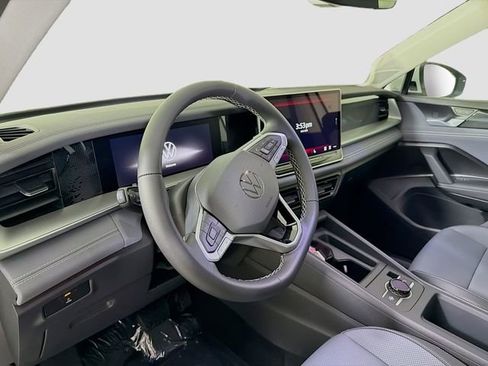 New 2026 Volkswagen Tiguan SE FWD image 9