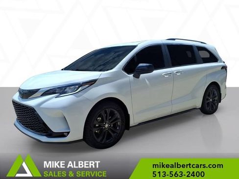 Used 2023 Toyota Sienna XSE FWD image 3