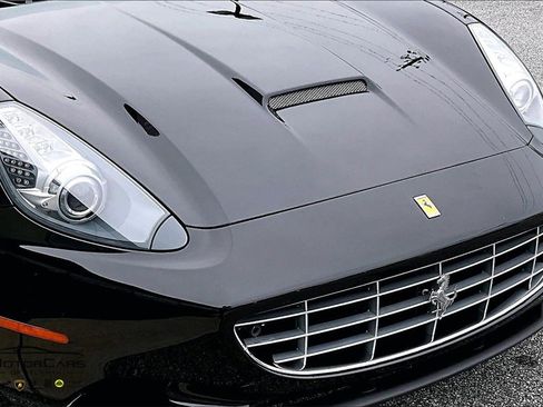 Used 2013 Ferrari California image 27