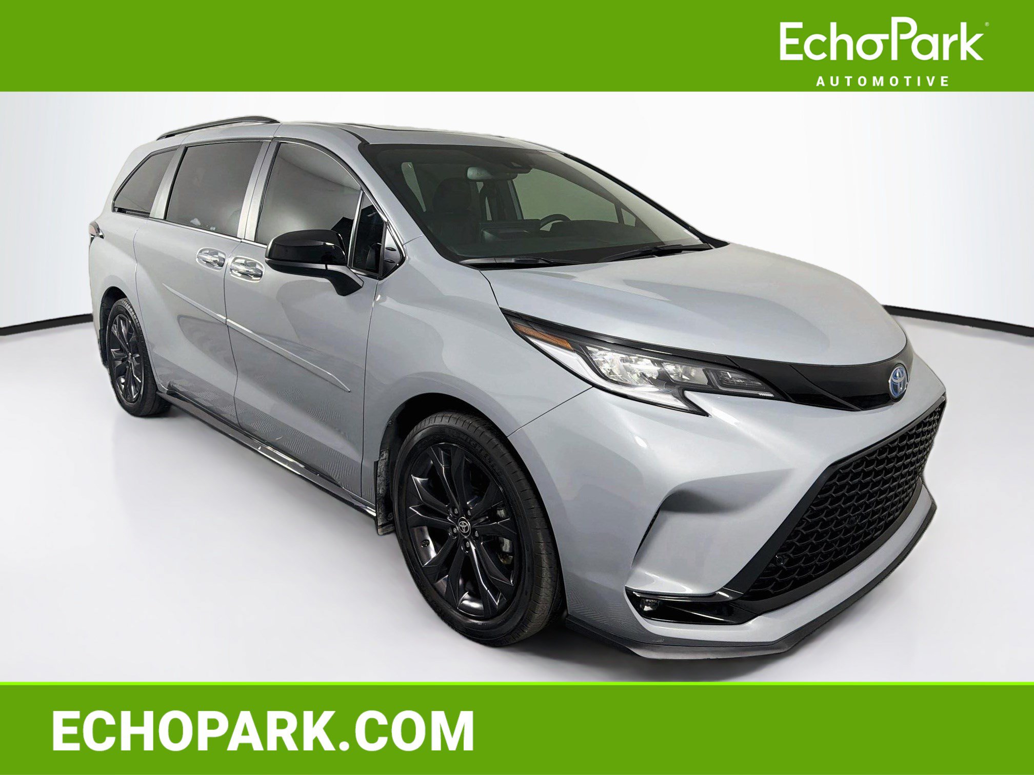 Used 2025 Toyota Sienna XSE FWD image 1
