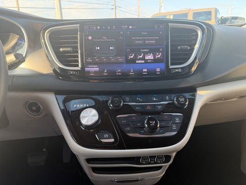 Used 2023 Chrysler Pacifica Touring-L FWD image 26