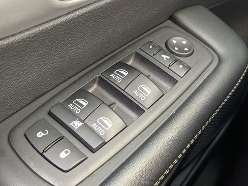Used 2025 Chrysler Pacifica Limited FWD image 23