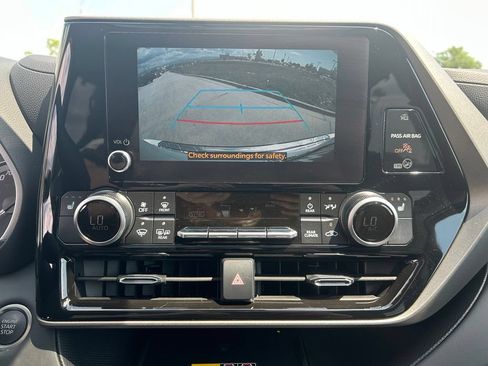 Used 2026 Toyota Highlander AWD image 16