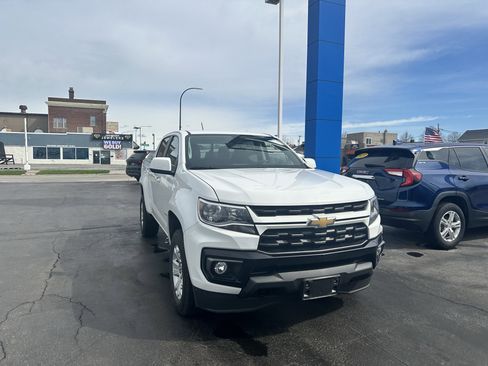 Used 2018 Chevrolet Equinox LS image 2