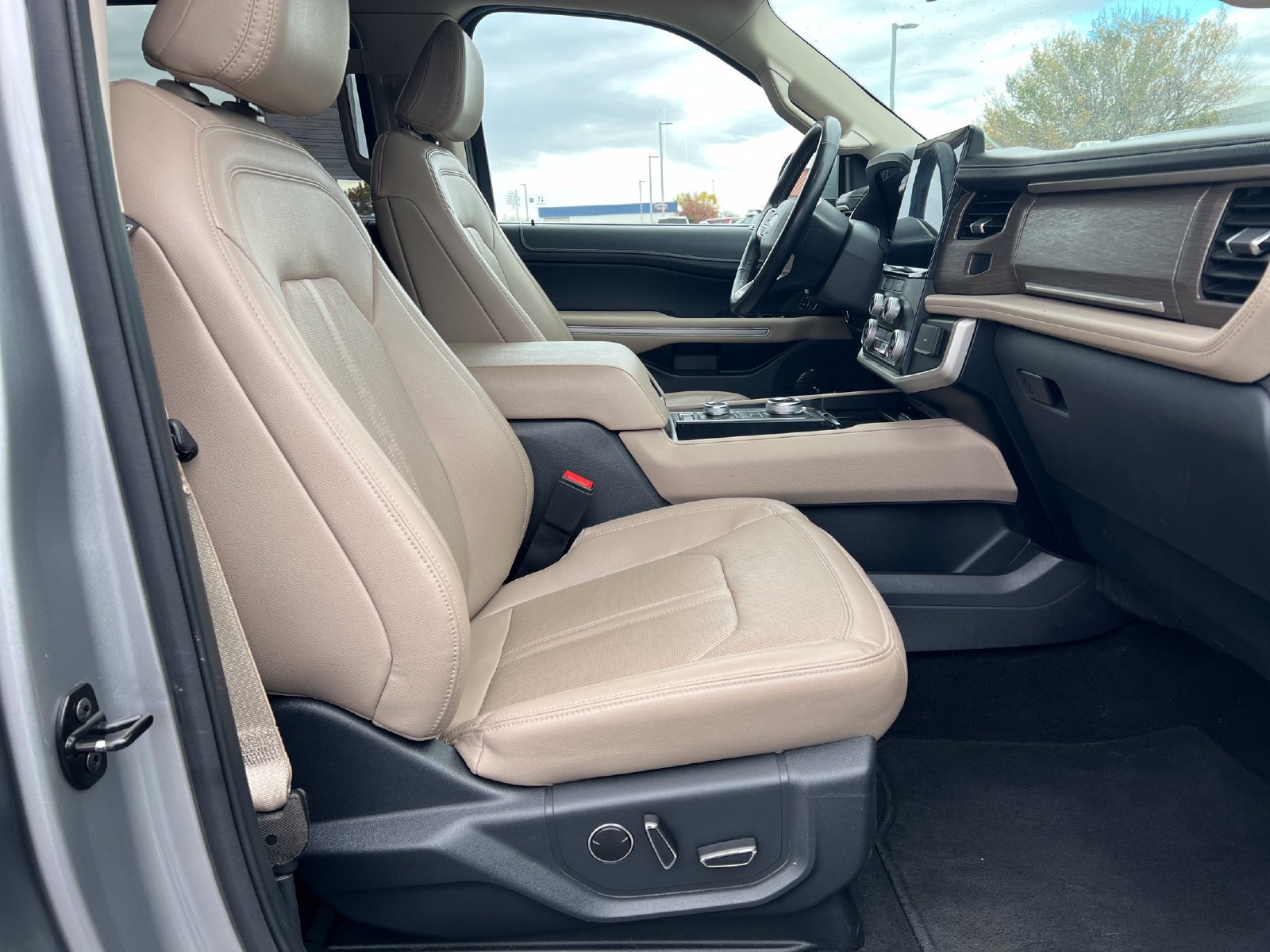 Used 2024 Ford Expedition Limited AWD/4WD image 23