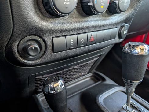 Used 2018 Jeep Wrangler Unlimited Sport S image 19