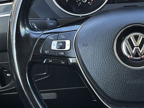 Used 2018 Volkswagen Tiguan SEL image 12