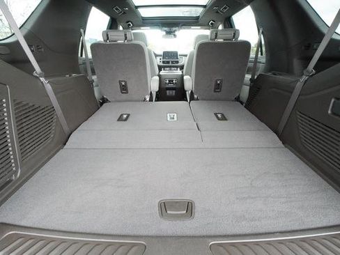 Used 2024 GMC Yukon SLT w/ SLT Premium Package image 34