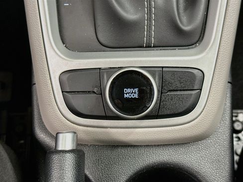 Used 2025 Hyundai Venue SEL FWD image 25