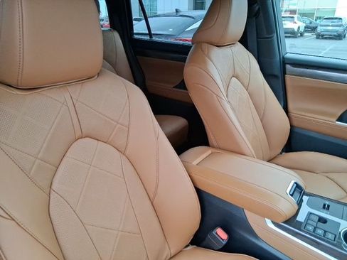New 2026 Toyota Highlander Platinum AWD/4WD image 11