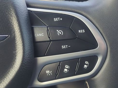 Used 2024 Chrysler Pacifica Select image 14