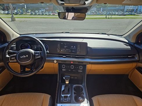 Used 2024 Kia Carnival LX image 3