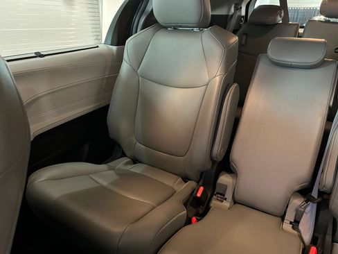 Used 2025 Toyota Sienna XLE FWD image 37