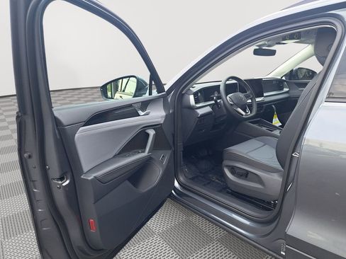 New 2025 Volkswagen Tiguan SE FWD image 11