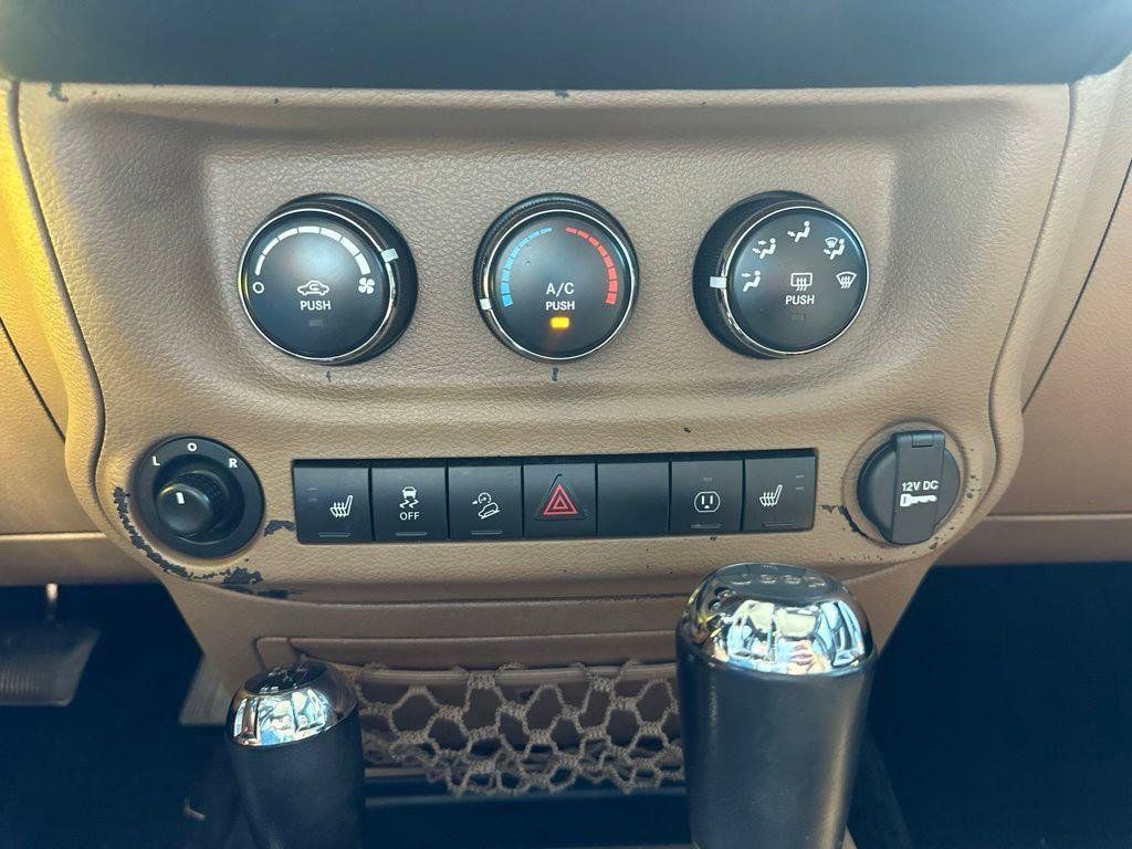 Used 2014 Jeep Wrangler Unlimited Sahara w/ Connectivity Group AWD/4WD image 32