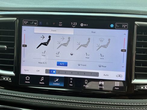 Used 2024 Chrysler Pacifica Limited w/ Uconnect Theater Family Group image 4