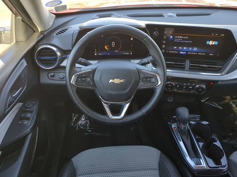 Used 2025 Chevrolet Trax LT w/ LT Convenience Package image 16