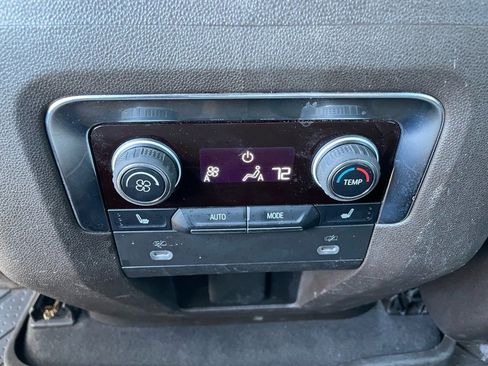 Used 2022 Chevrolet Suburban LT w/ Luxury Package image 8