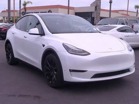 Used 2022 Tesla Model Y Long Range image 3