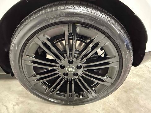 Used 2025 Land Rover Range Rover Long Wheelbase Autobiography image 16