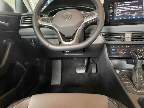 Used 2025 Volkswagen Jetta SE image 31