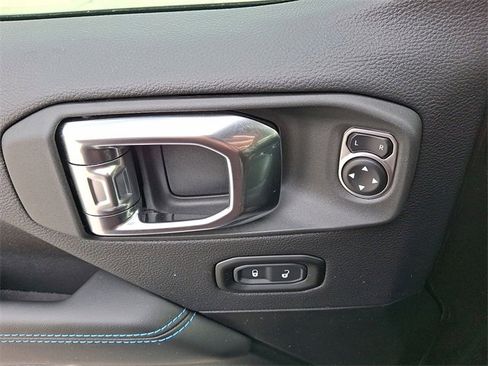 Used 2025 Jeep Wrangler Unlimited Rubicon 4xe image 10