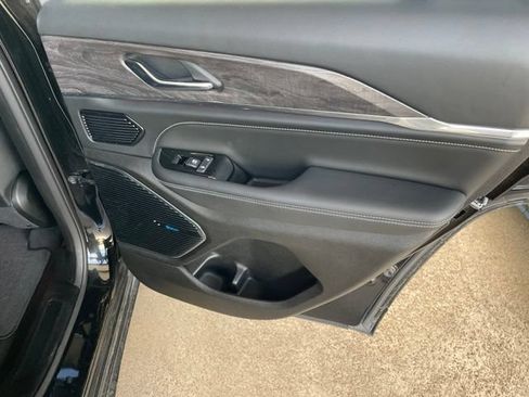 Used 2022 Jeep Grand Cherokee Overland RWD image 23