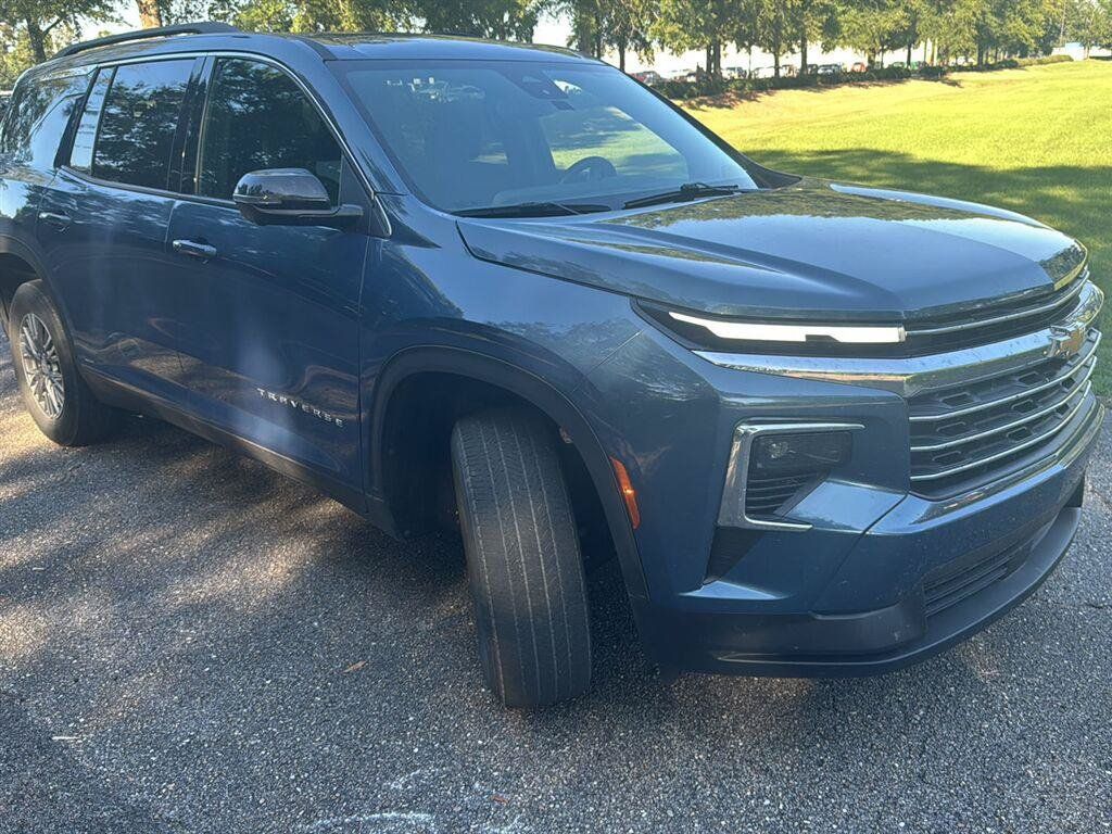 Used 2025 Chevrolet Traverse LT w/ Driver Confidence Package FWD image 3
