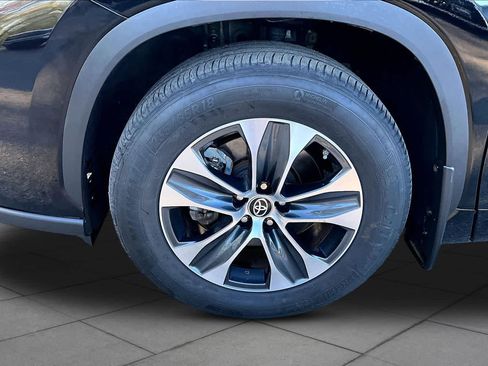 Used 2023 Toyota Highlander XLE AWD/4WD image 11