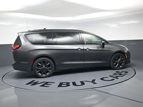 Used 2018 Chrysler Pacifica Touring-L Plus w/ S Appearance Package image 10