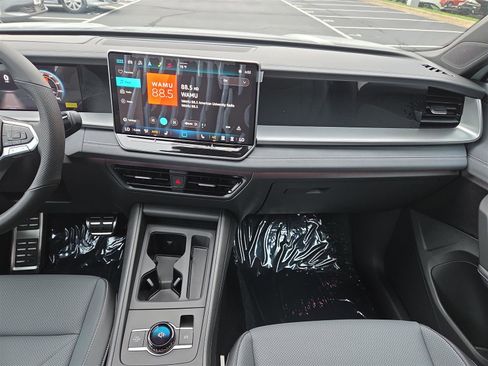 New 2025 Volkswagen Tiguan SE R-Line image 18