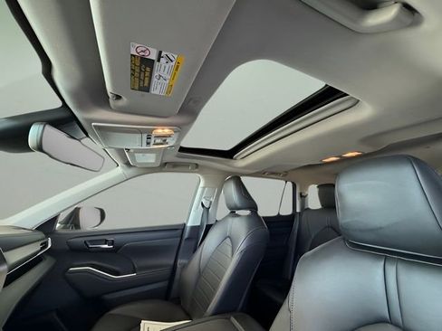 Used 2023 Toyota Highlander XLE image 22