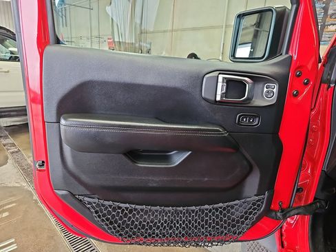 Used 2018 Jeep Wrangler Unlimited Sahara AWD/4WD image 25