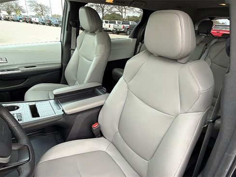 Certified 2025 Toyota Sienna XLE image 19