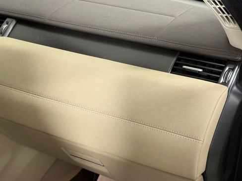 Used 2018 Land Rover Range Rover Evoque SE Premium image 30