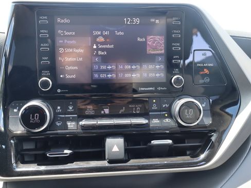 Used 2022 Toyota Highlander XLE AWD/4WD image 19