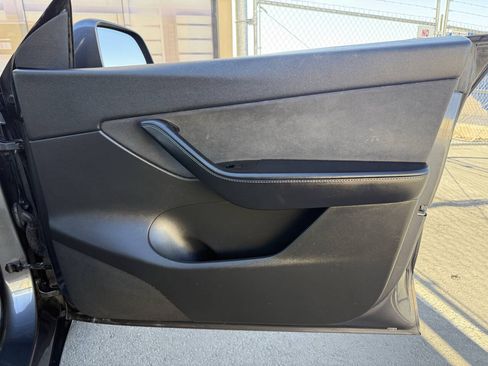 Used 2021 Tesla Model Y Long Range AWD/4WD image 29
