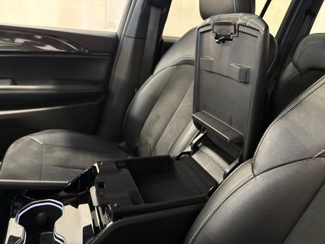 Used 2023 Jeep Grand Cherokee Altitude AWD/4WD image 24